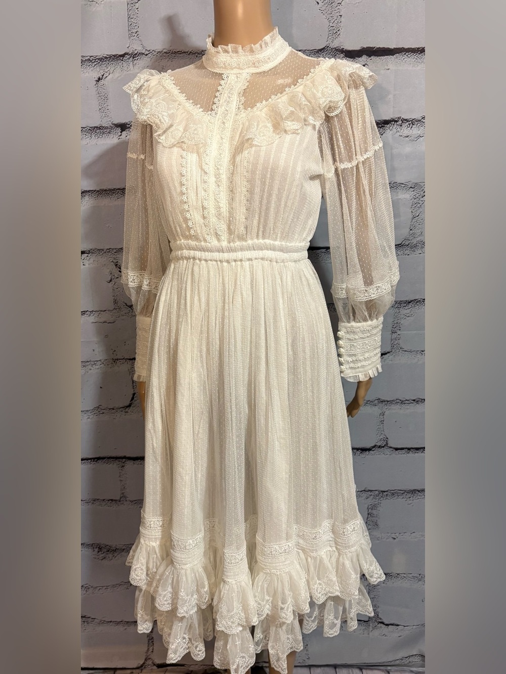 NEW WITHOUT TAGS Stunning Vintage Style Faeries Daffodil Wedding Dress Size Smal